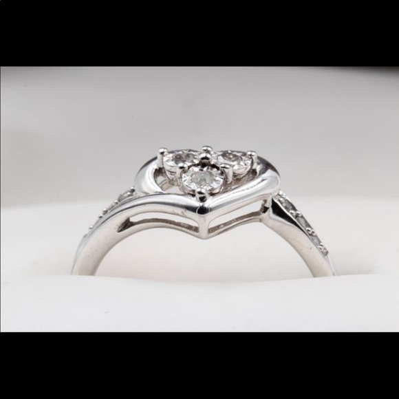 1/6 Carat Diamond Heart 10K White Gold Ring Size 7 - Picture 3 of 5